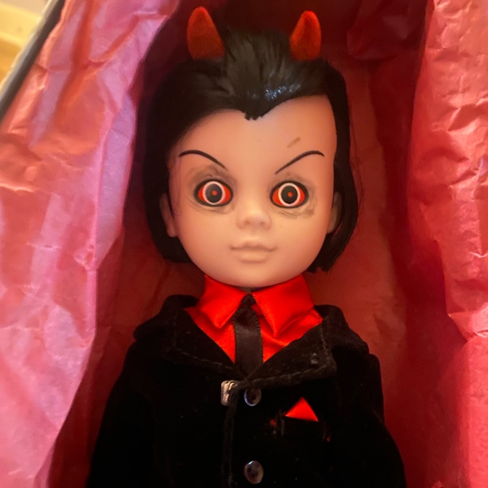 Living Dead Doll, Lou Sapphire
